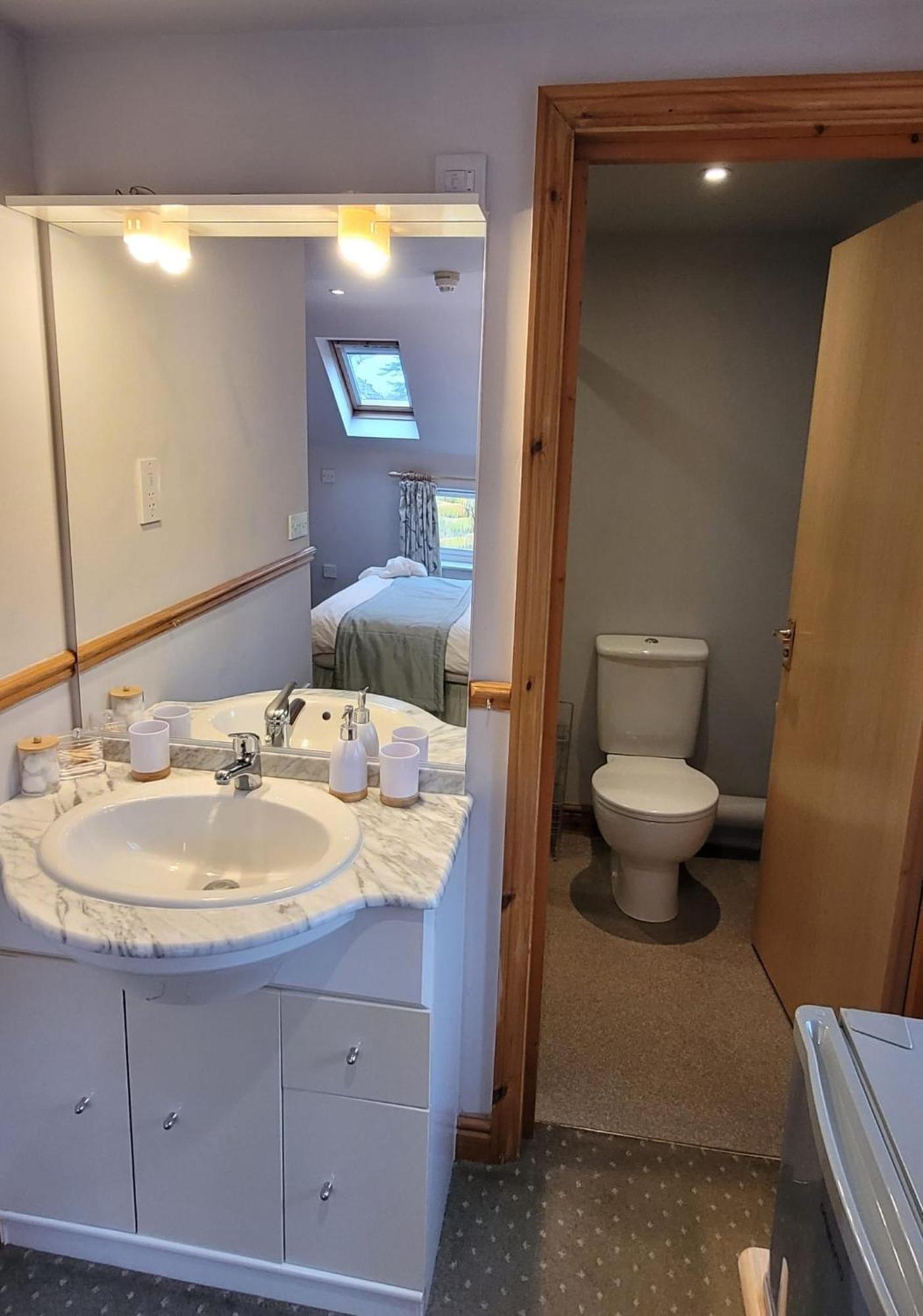Alington House Bed & Breakfast CBG Екстериор снимка